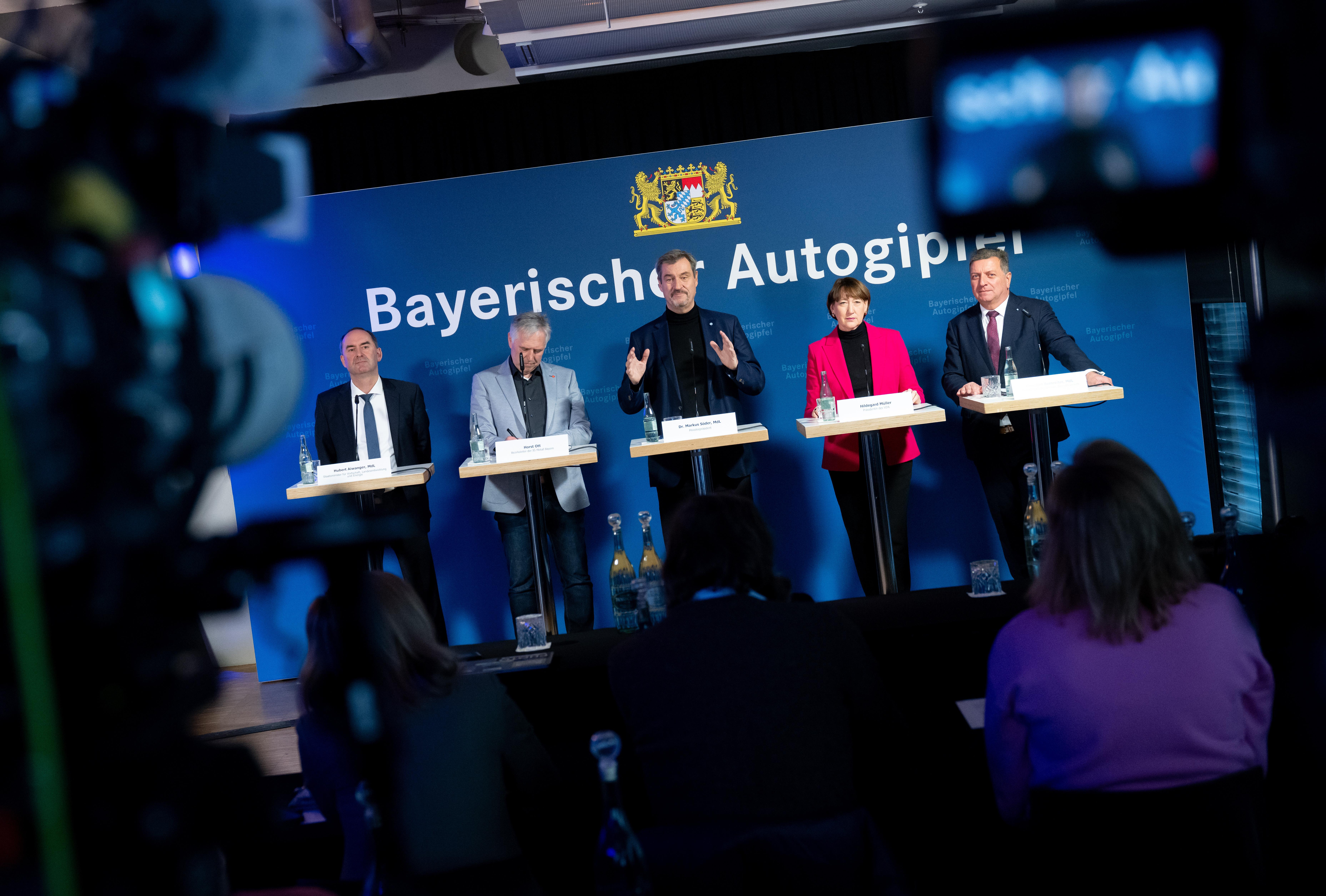Die deutsche Autoindustrie ist in der Krise - und auch Bayern. Ministerpräsident Söder hat deswegen zu einem Autogipfel in München geladen. 
