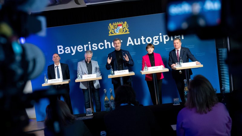 Die deutsche Autoindustrie ist in der Krise - und auch Bayern. Ministerpräsident Söder hat deswegen zu einem Autogipfel in München geladen. | Bild: picture alliance/dpa | Sven Hoppe Die deutsche Autoindustrie ist in der Krise - und auch Bayern. Ministerpräsident Söder hat deswegen zu einem Autogipfel in München geladen.