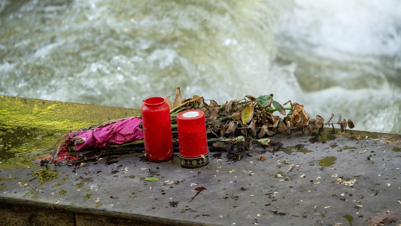 Die Eisbachwelle in München ist nach dem Surf-Unfall einer jungen Surferin für das Surfen und Baden gesperrt. | Bild: picture alliance / CHROMORANGE | Michael Bihlmayer Die Eisbachwelle in München ist nach dem Surf-Unfall einer jungen Surferin für das Surfen und Baden gesperrt.
