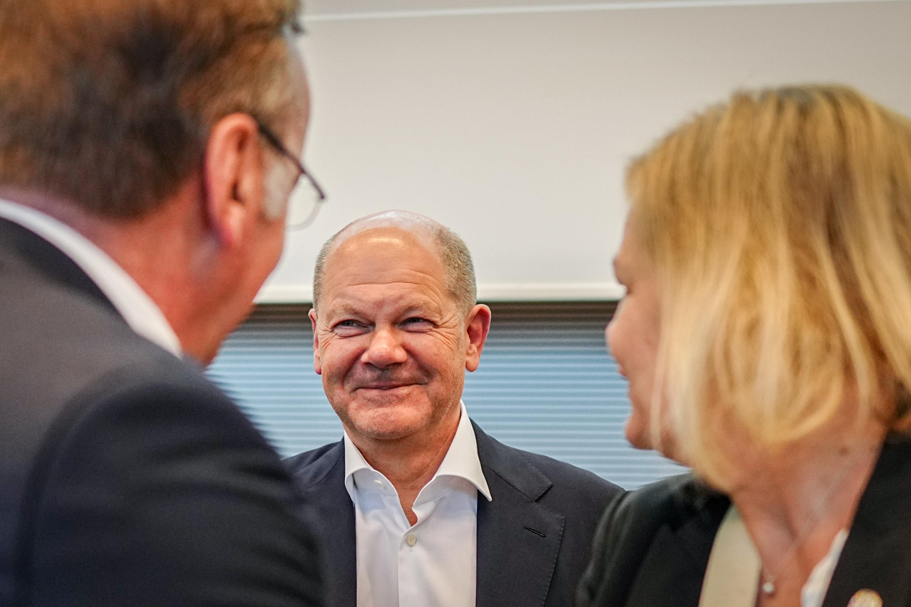Bundeskanzler Olaf Scholz (SPD), steht mit Boris Pistorius (SPD), Bundesminister der Verteidigung, und Nancy Faeser (SPD), Bundesministerin für Inneres und Heimat, vor Beginn der Sonder-Fraktionssitzung der SPD im Bundestag zusammen