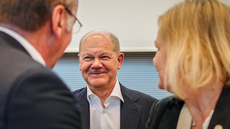 Bundeskanzler Olaf Scholz (SPD), steht mit Boris Pistorius (SPD), Bundesminister der Verteidigung, und Nancy Faeser (SPD), Bundesministerin für Inneres und Heimat, vor Beginn der Sonder-Fraktionssitzung der SPD im Bundestag zusammen | Bild: dpa-Bildfunk/Kay Nietfeld Bundeskanzler Olaf Scholz (SPD), steht mit Boris Pistorius (SPD), Bundesminister der Verteidigung, und Nancy Faeser (SPD), Bundesministerin für Inneres und Heimat, vor Beginn der Sonder-Fraktionssitzung der SPD im Bundestag zusammen