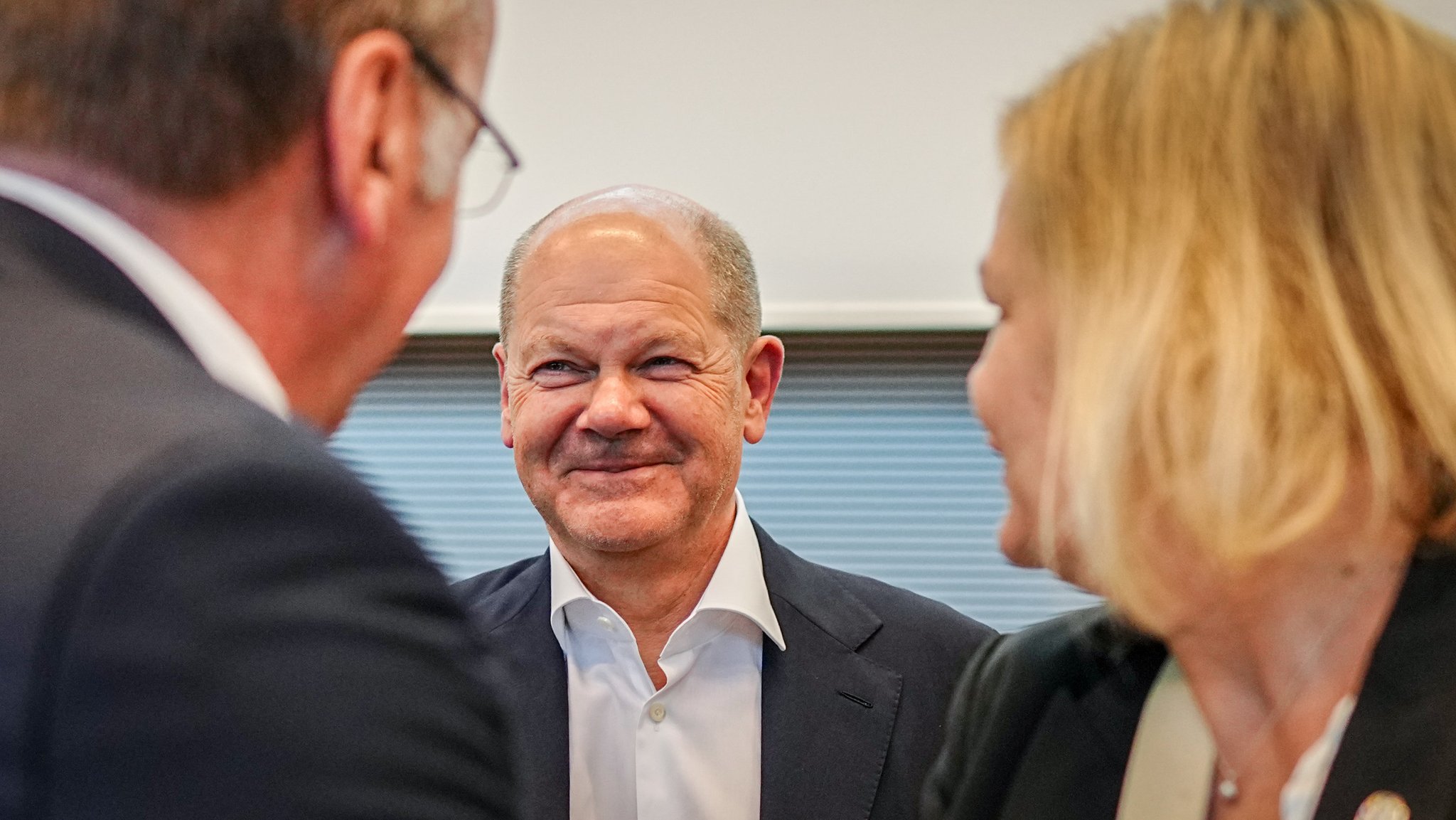 Bundeskanzler Olaf Scholz (SPD), steht mit Boris Pistorius (SPD), Bundesminister der Verteidigung, und Nancy Faeser (SPD), Bundesministerin für Inneres und Heimat, vor Beginn der Sonder-Fraktionssitzung der SPD im Bundestag zusammen