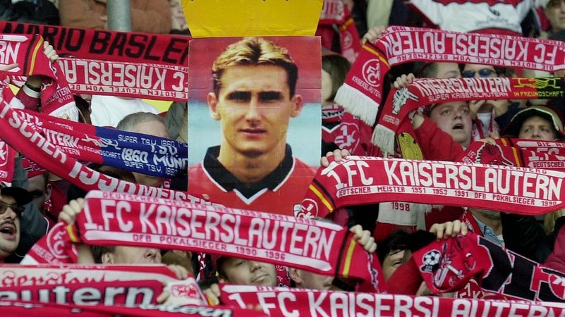 2002: Die Fans des 1. FC Kaiserslautern halten ein Bild von Miroslav Klose hoch | Bild: picture-alliance/dpa 2002: Die Fans des 1. FC Kaiserslautern halten ein Bild von Miroslav Klose hoch