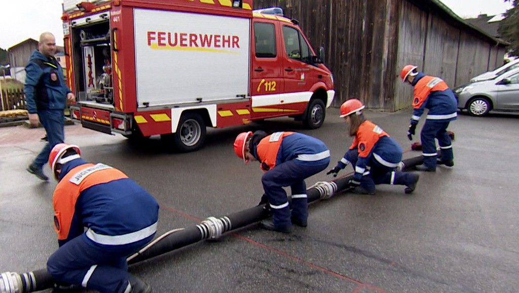 In Wolfersdorf ist das Feuerwehrhaus der Dorfmittelpunkt und zwei Drittel der Einwohner engagieren sich in der Feuerwehr. | Bild: Bayerischer Rundfunk In Wolfersdorf ist das Feuerwehrhaus der Dorfmittelpunkt und zwei Drittel der Einwohner engagieren sich in der Feuerwehr.