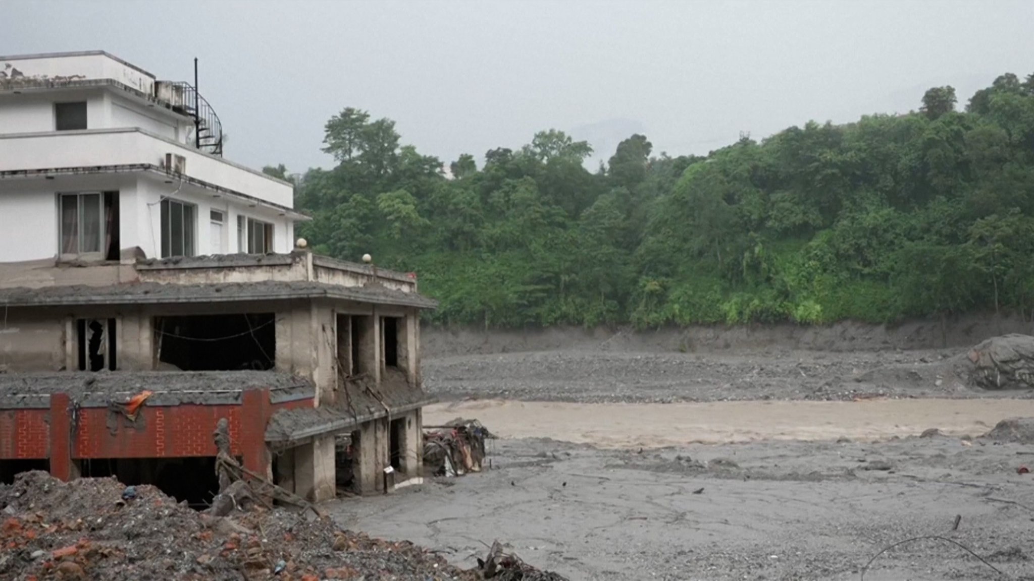 Nach der verheerenden Flut im Grenzgebiet zwischen Nepal und China geht die Suche nach Vermissten weiter.