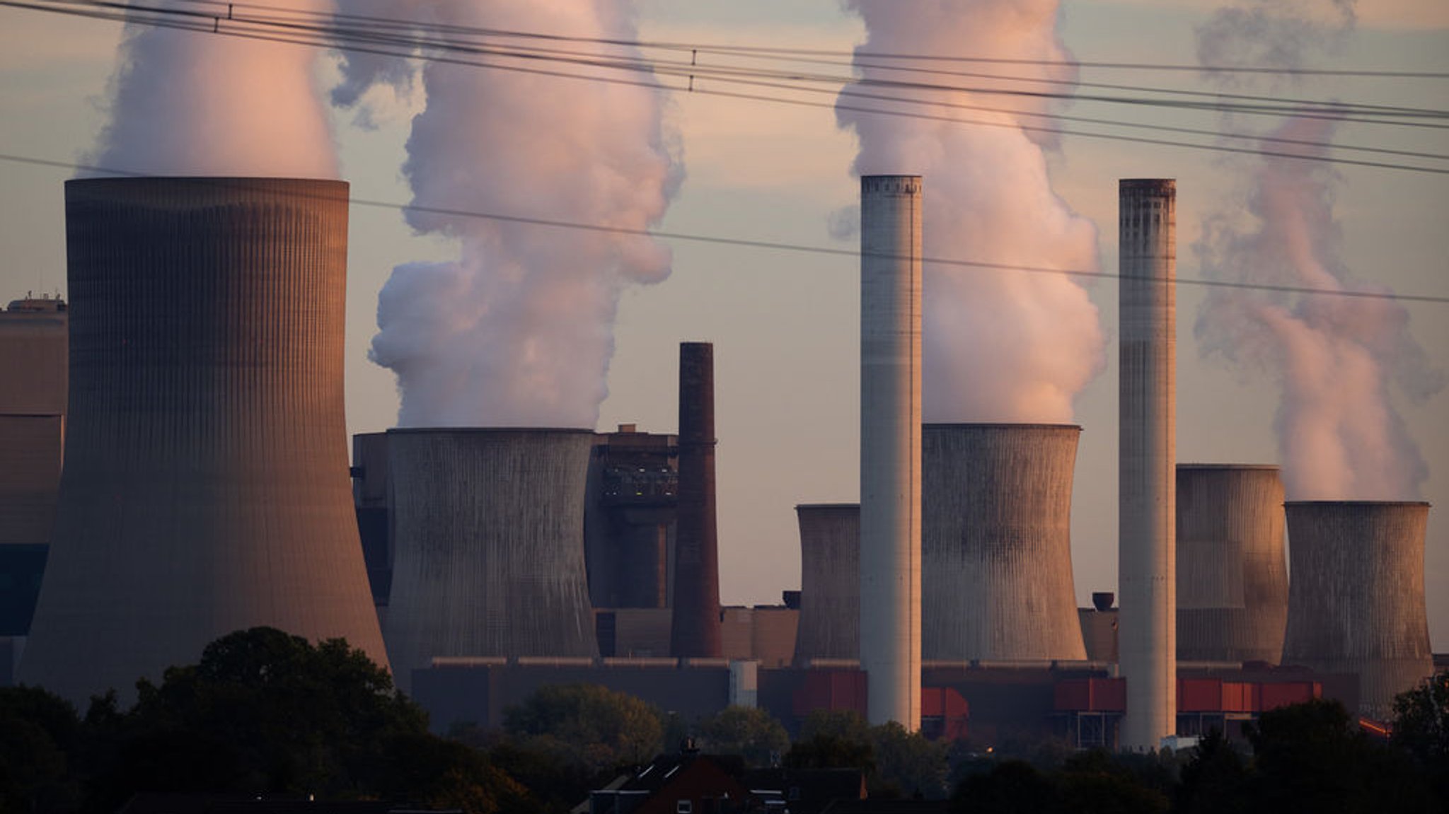 ARCHIV - 04.10.2022, Nordrhein-Westfalen, Grevenbroich: Blick auf das RWE-Kohlekraftwerk Niederaußem mit unter anderem den Kraftwerksblöcken Niederaußem E & F. Deutschland darf dem Energiekonzern RWE 2,6 Milliarden Euro staatliche Hilfe für den Kohleausstieg zahlen. «Mit der Beihilfe wird RWE für die vorzeitige Stilllegung seiner Braunkohlekraftwerke im rheinischen Revier entschädigt», teilte die EU-Kommission am Montag in Brüssel mit. Foto: Rolf Vennenbernd/dpa +++ dpa-Bildfunk +++