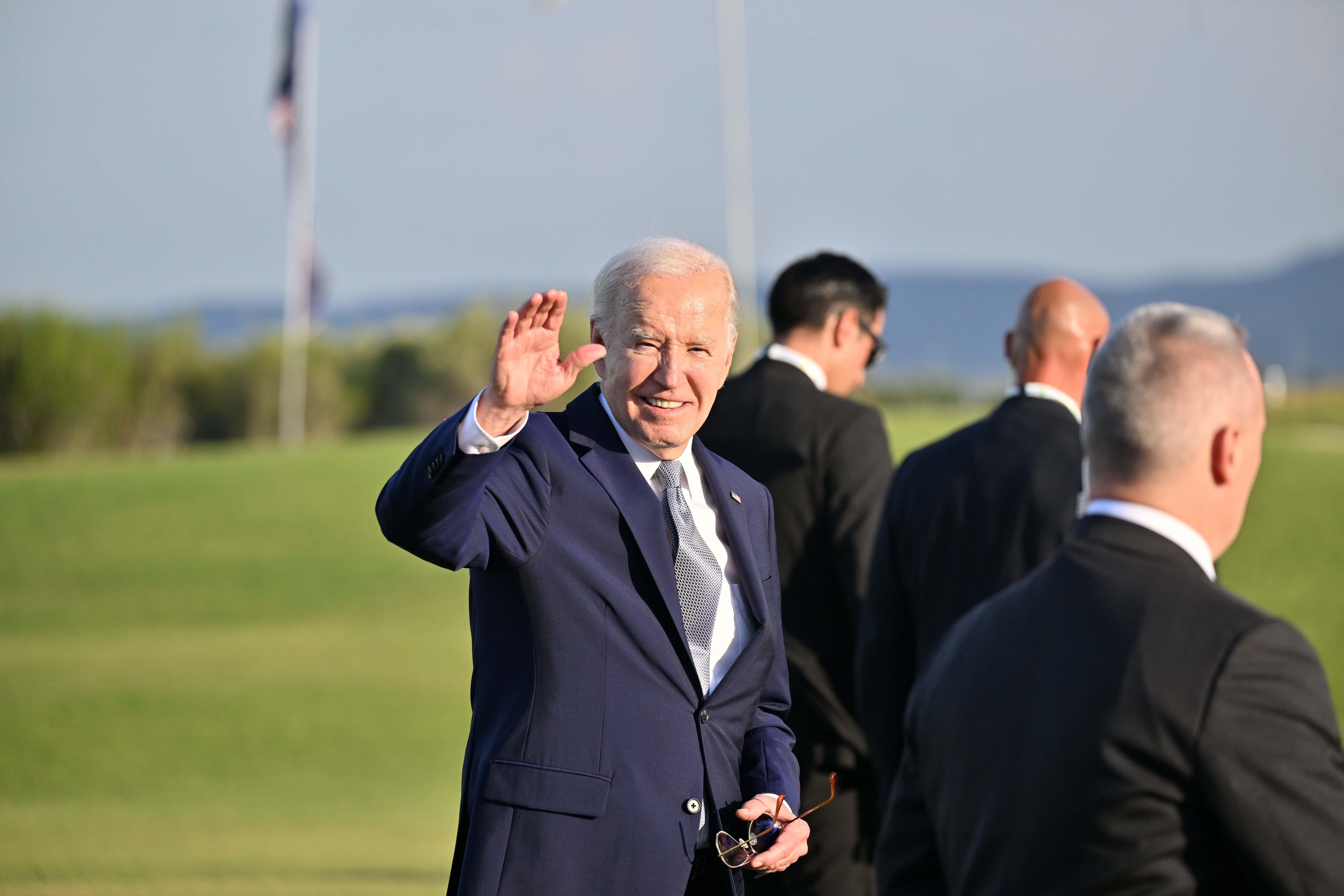 Biden winkt den G7-Staatschefs zu
