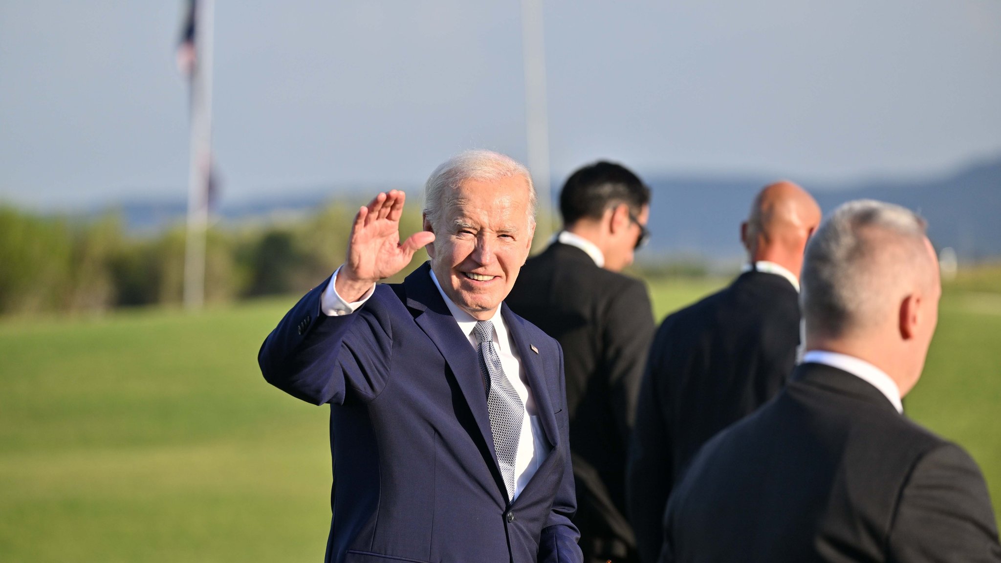 Biden winkt den G7-Staatschefs zu