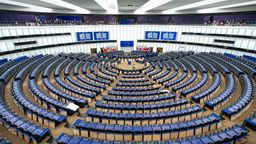Der Plenarsaal des Europaparlaments: Hier wollen die Abgeordneten des Rassemblement National (RN)  künftig nicht mehr mit der AfD zusammensitzen. | Bild:picture alliance / SULUPRESS.DE | Marc Vorwerk/SULUPRESS.DE