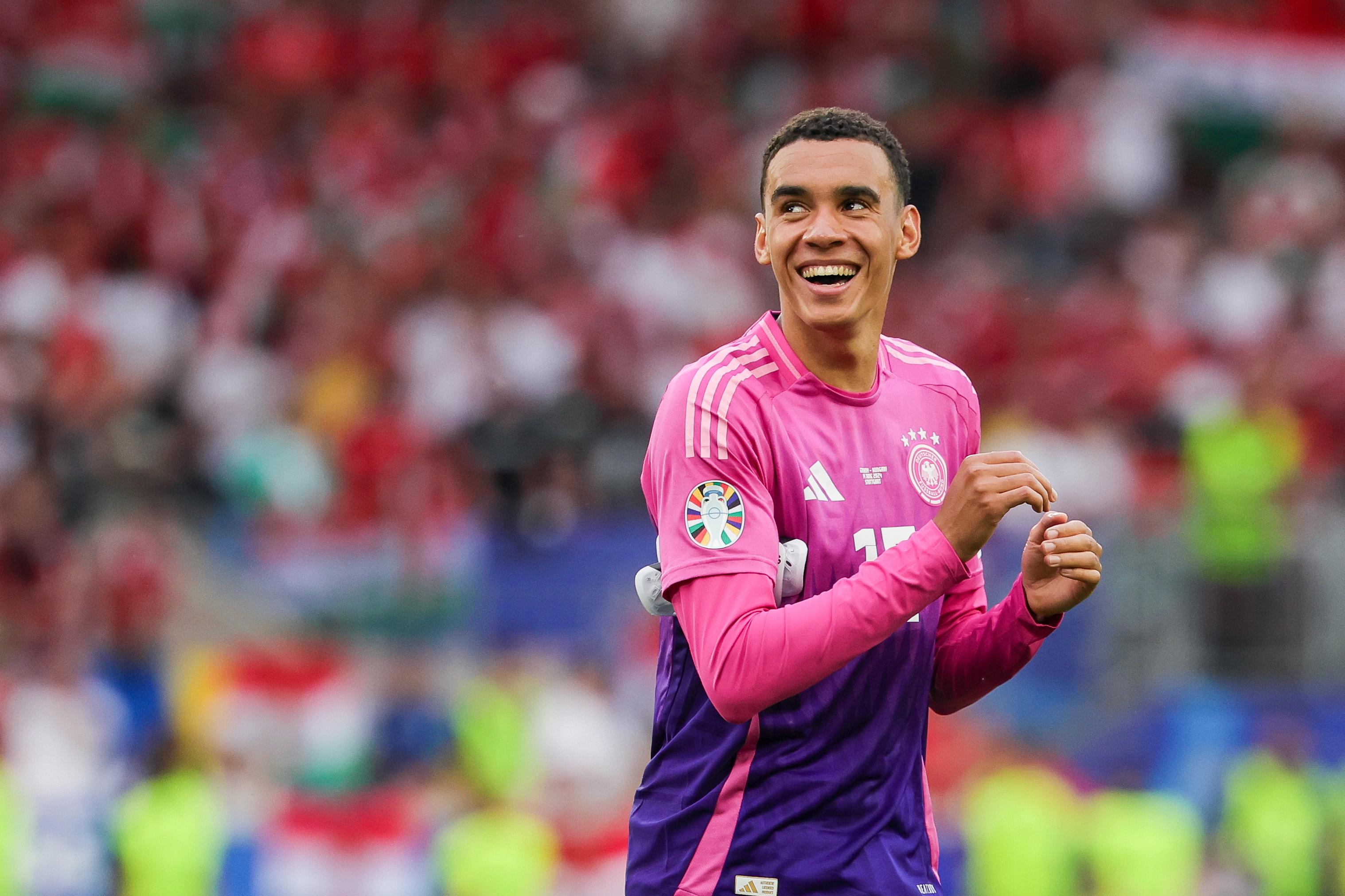 19.06.2024, Baden-Württemberg, Stuttgart: Fußball: EM, Deutschland - Ungarn, Vorrunde, Gruppe A, Spieltag 2, Stuttgart Arena, Deutschlands Jamal Musiala (r) feiert neben Vorbereiter Ilkay Gündogan (l) sein Tor zum 1:0. Recrop. Foto: Tom Weller/dpa +++ dpa-Bildfunk +++