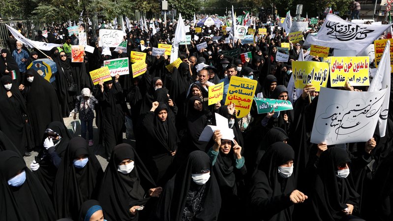 Regierungstreue Demonstrantinnen gehen in Teheran für die Beibehaltung der Sittenregeln auf die Straße.