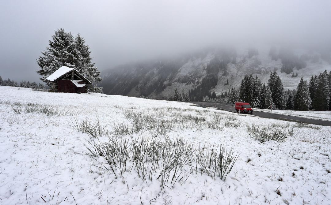 MiniWintereinbruch Schnee in den bayerischen Alpen BR24
