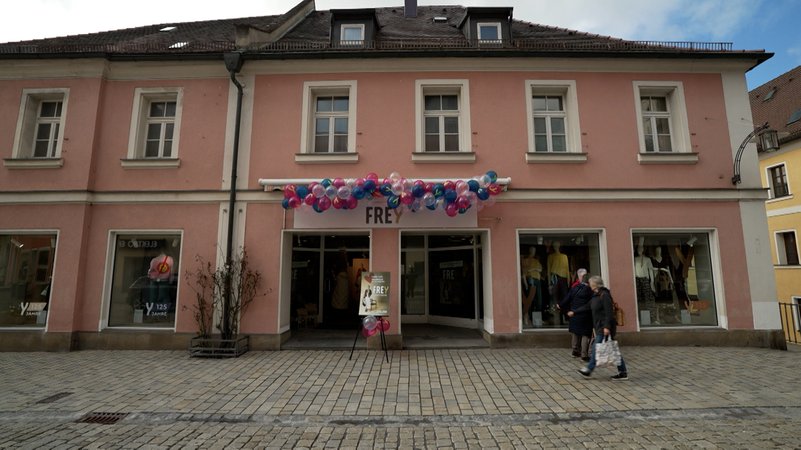 Neueröffnung des Modehaus Frey in Sulzbach-Rosenberg. | Bild: BR/Rudolf Heinz Neueröffnung des Modehaus Frey in Sulzbach-Rosenberg.