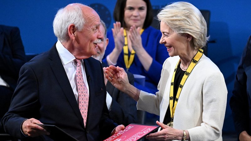 Aachen: EU-Kommissionspräsidentin von der Leyen nimmt von Linden, Vorsitzender des Karlspreis-Direktoriums, die Auszeichnung entgegen. | Bild: dpa-Bildfunk/Federico Gambarini Aachen: EU-Kommissionspräsidentin von der Leyen nimmt von Linden, Vorsitzender des Karlspreis-Direktoriums, die Auszeichnung entgegen.