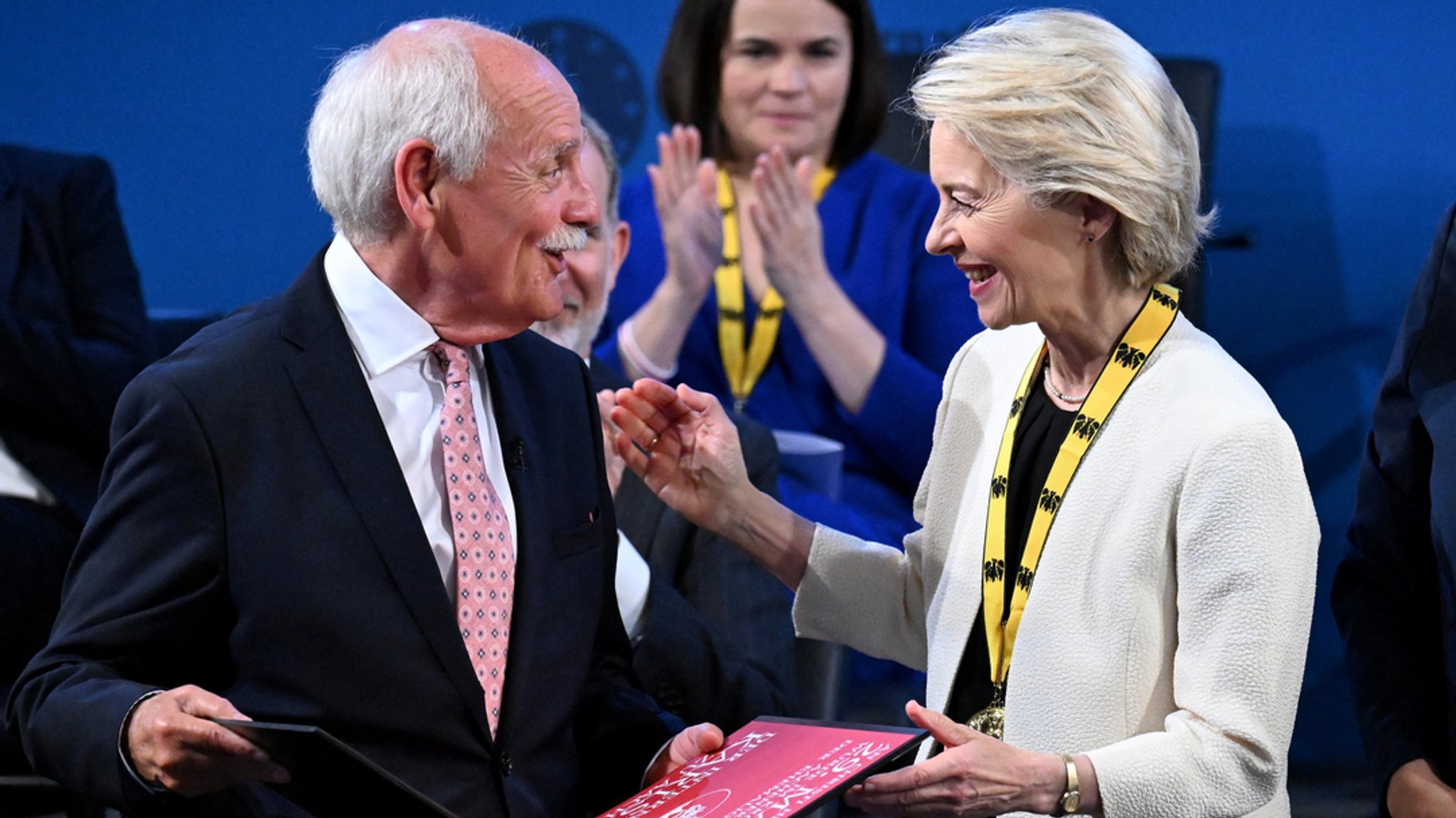 EU-Kommissionspräsidentin von der Leyen mit Karlspreis geehrt