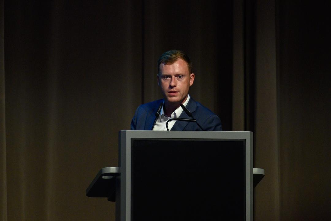 ARCHIV - 17.08.2024, Sachsen-Anhalt, Magdeburg: Jan Wenzel Schmidt (AfD), spricht auf dem Parteitag zu den Delegierten.