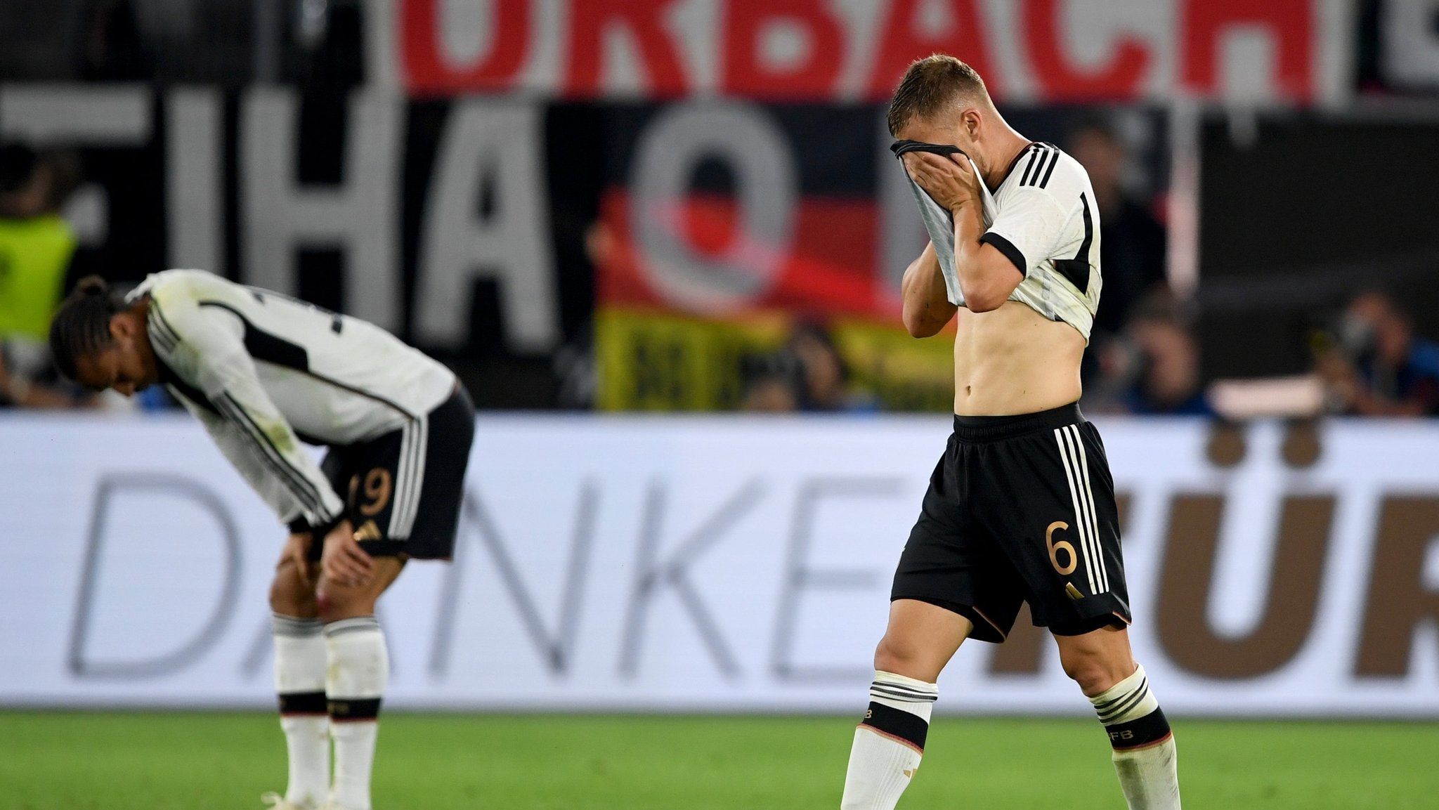 09.09.2023, Niedersachsen, Wolfsburg: Fußball: Länderspiele, Deutschland - Japan, Volkswagen Arena, Deutschlands Joshua Kimmich (r) geht nach dem Spiel über Platz. WICHTIGER HINWEIS: Gemäß den Vorgaben der DFL Deutsche Fußball Liga bzw. des DFB Deutscher Fußball-Bund ist es untersagt, in dem Stadion und/oder vom Spiel angefertigte Fotoaufnahmen in Form von Sequenzbildern und/oder videoähnlichen Fotostrecken zu verwerten bzw. verwerten zu lassen. Foto: Swen Pförtner/dpa +++ dpa-Bildfunk +++