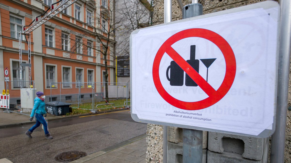 Ein Schild mit der Aufschrift "Alkoholkonsumverbot - prohibition of alcohol consumption" steht in der Innenstadt. 