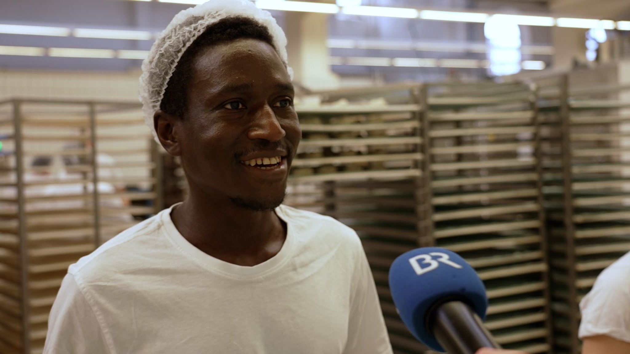 Assan arbeitet in der Bäckerei in Augsburg.