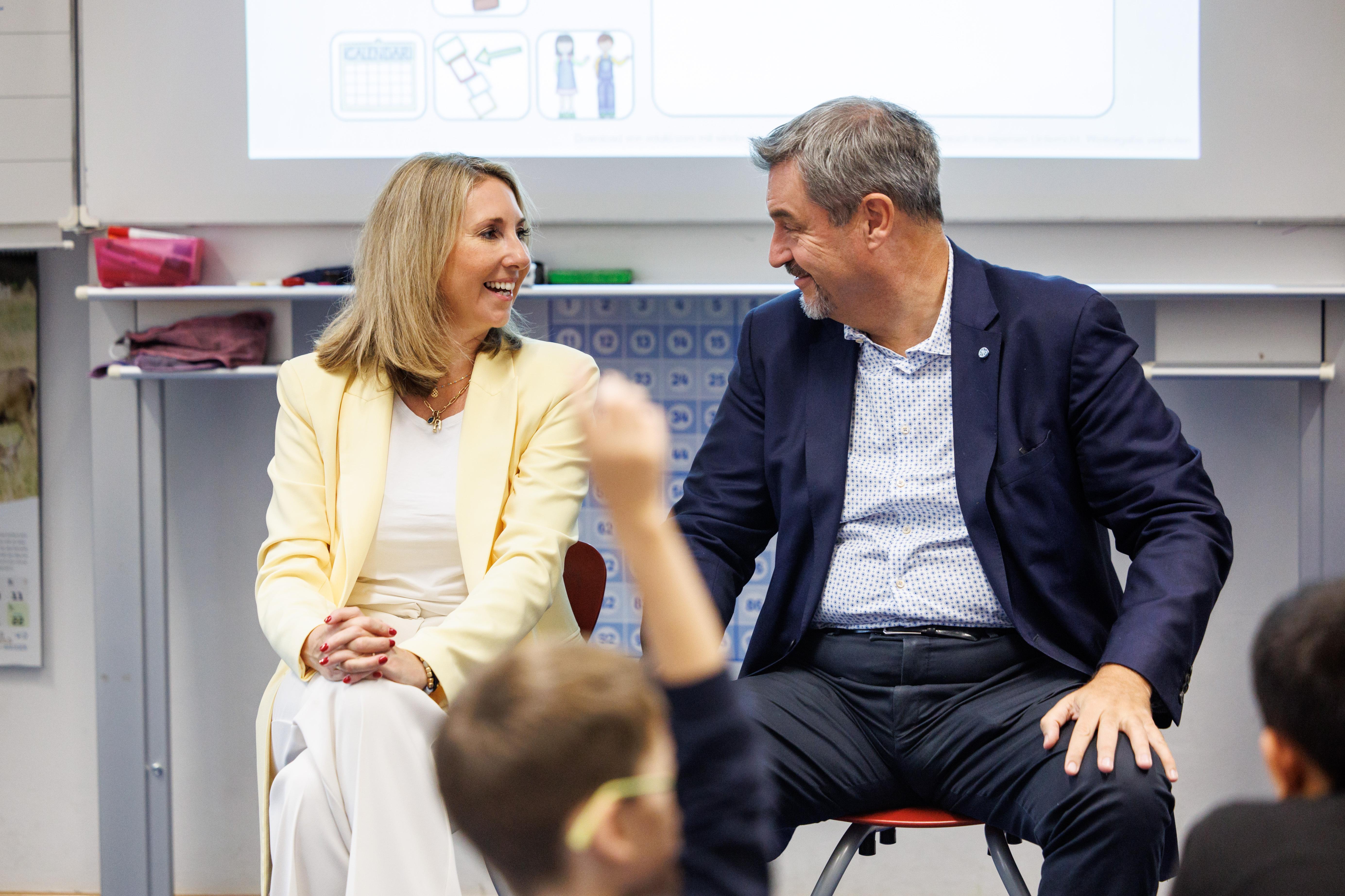 Archivbild: Kultusministerin Stolz und Ministerpräsident Söder 