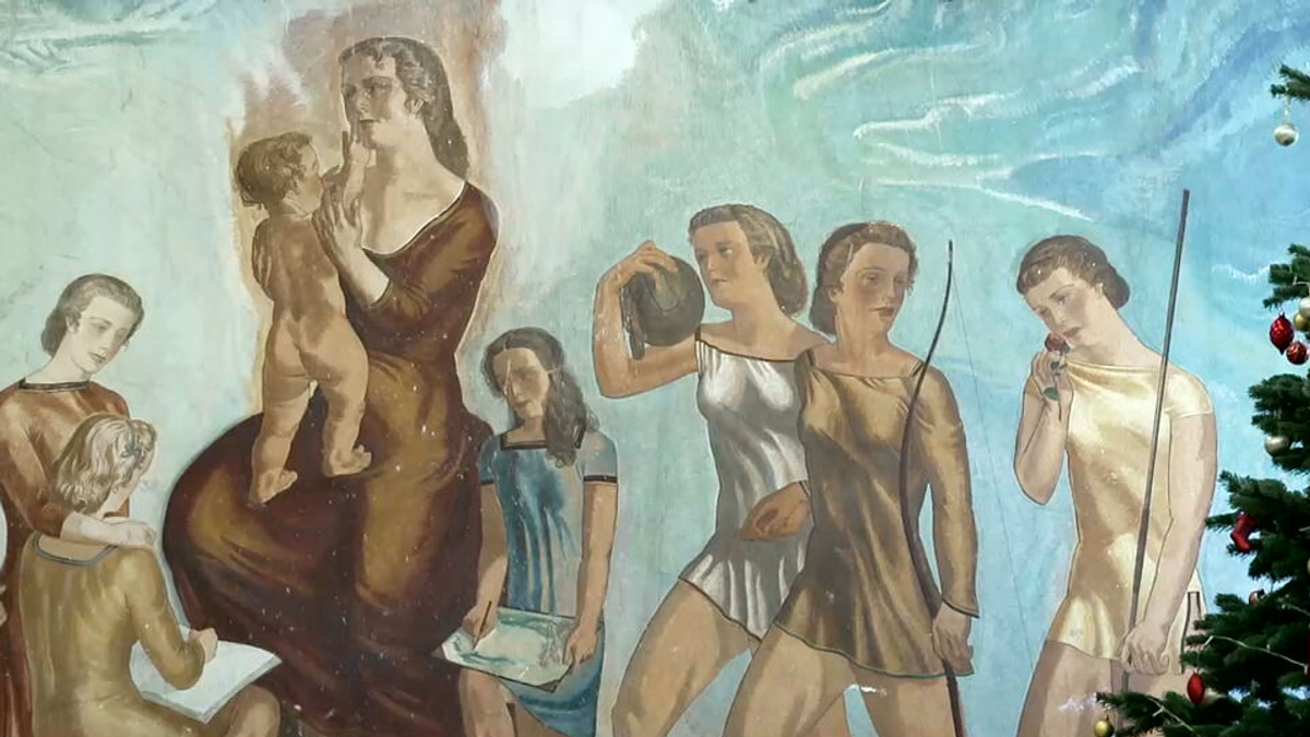 Wandbild im NS-Stil einer Frau mit Kindern vor hellblauem Himmel