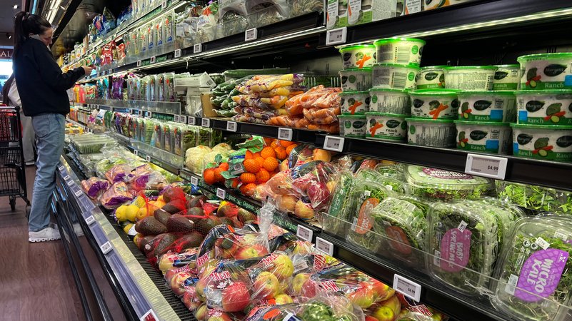 Der Einzelhandel ging als einzige Branche mit einem Plus ins neue Jahr. Hier in einem Supermarkt. | Bild: pa/NurPhoto Der Einzelhandel ging als einzige Branche mit einem Plus ins neue Jahr. Hier in einem Supermarkt.