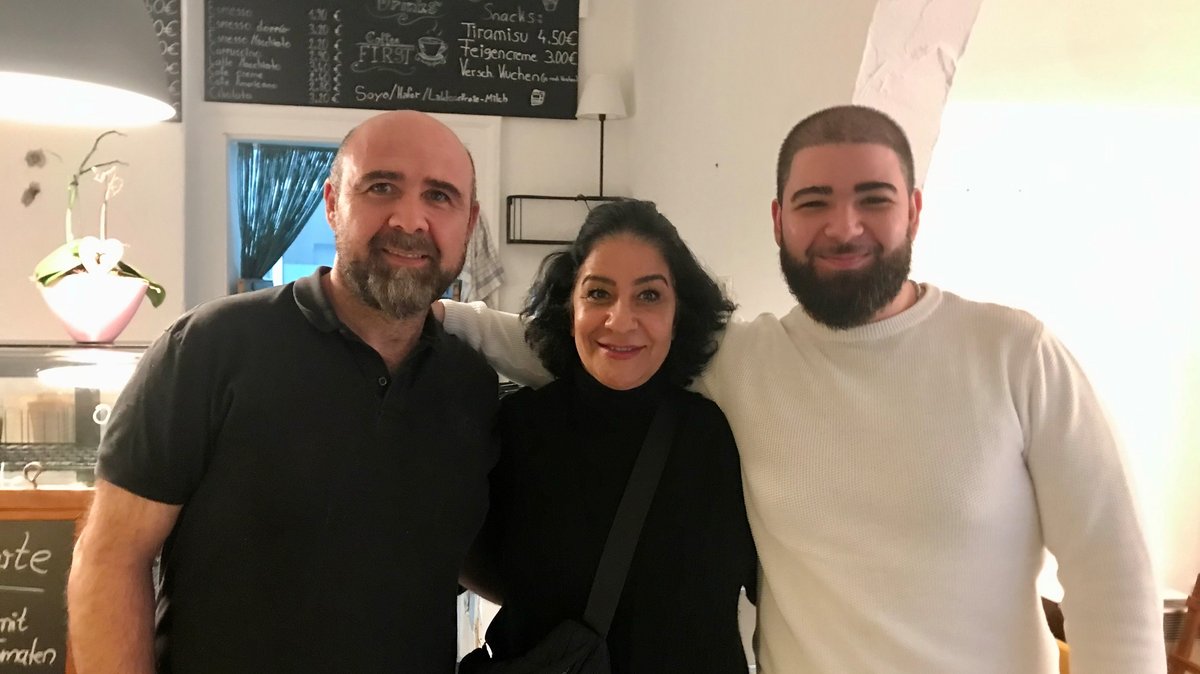 Cafébesitzerin Dilek Yılmaz mit Familienmitgliedern