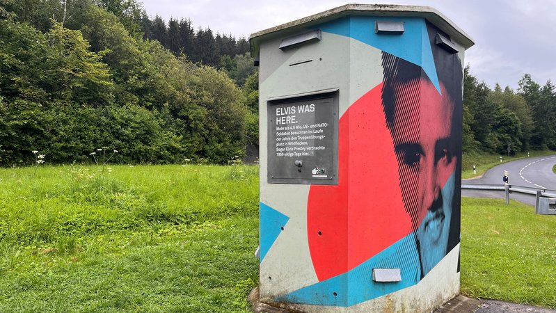 Ein ehemaliger Bahnübergang in Wildflecken erinnert an Elvis Presley - und seine Musik | Bild: BR / Valentin Beige Ein ehemaliger Bahnübergang in Wildflecken erinnert an Elvis Presley - und seine Musik