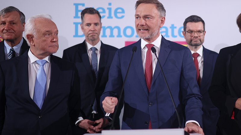 Berlin, 23.02.25: Wolfgang Kubicki (vorne links) und Christian Lindner (vorne rechts) von der FDP am Wahlabend. | Bild: pa/NurPhoto/Christian Marquardt Berlin, 23.02.25: Wolfgang Kubicki (vorne links) und Christian Lindner (vorne rechts) von der FDP am Wahlabend.