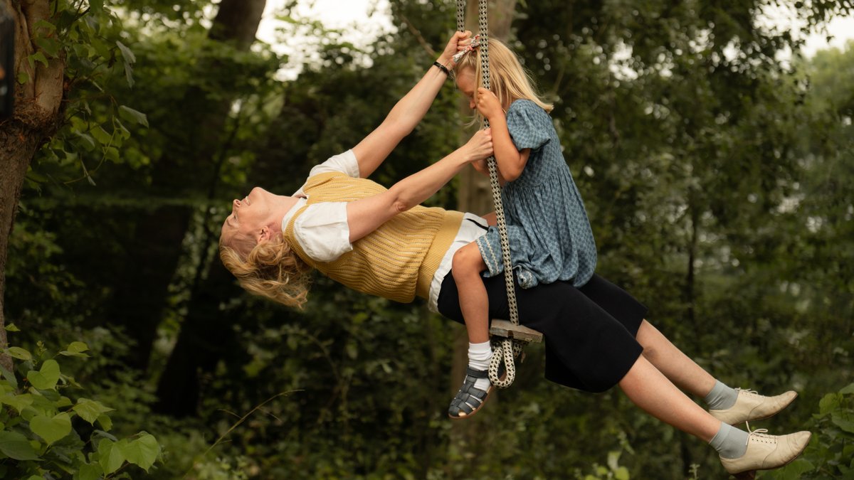 Schauspielerin Sofia Pekkari als Astrid Lindgren und ihre Film-Tochter beim Schaukeln