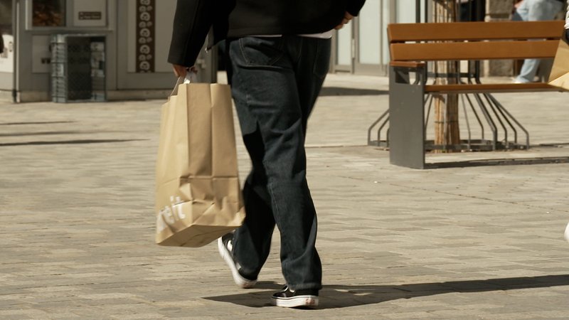 Eine Person ist mit einer Einkaufstausche unterwegs. | Bild: BR Eine Person ist mit einer Einkaufstausche unterwegs.