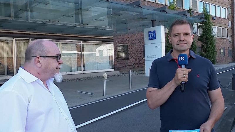 Ralph Wege und der ZF-Betriebsratsvorsitzende in Schweinfurt, Oliver Moll, im BR -Fernsehen. | Bild: BR Ralph Wege und der ZF-Betriebsratsvorsitzende in Schweinfurt, Oliver Moll, im BR -Fernsehen.