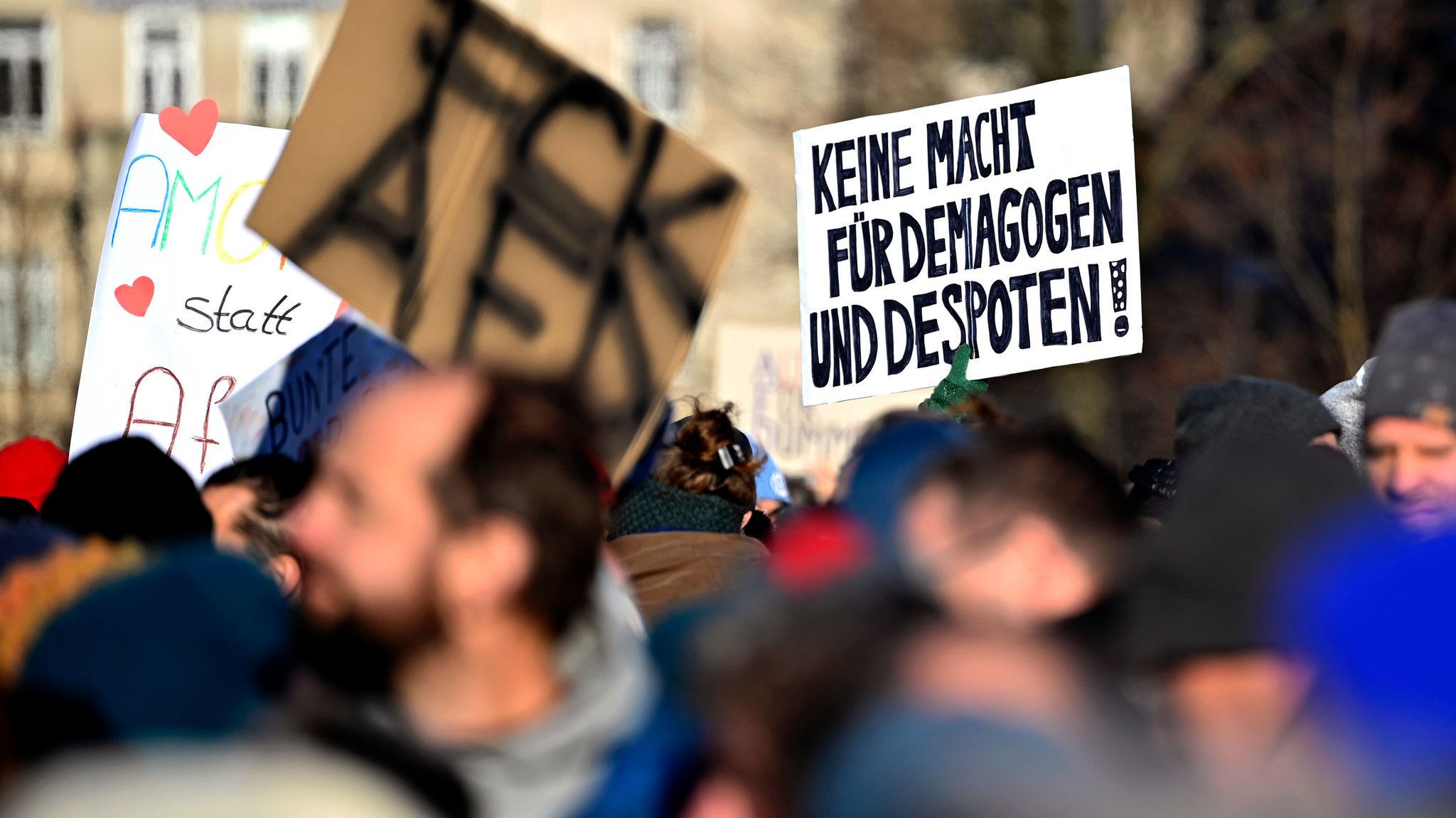 Demonstration gegen Rechtsextremismus in Nürnberg | Bild: picture alliance / Panama Pictures | Dwi Anoraganingrum Demonstration gegen Rechtsextremismus in Nürnberg