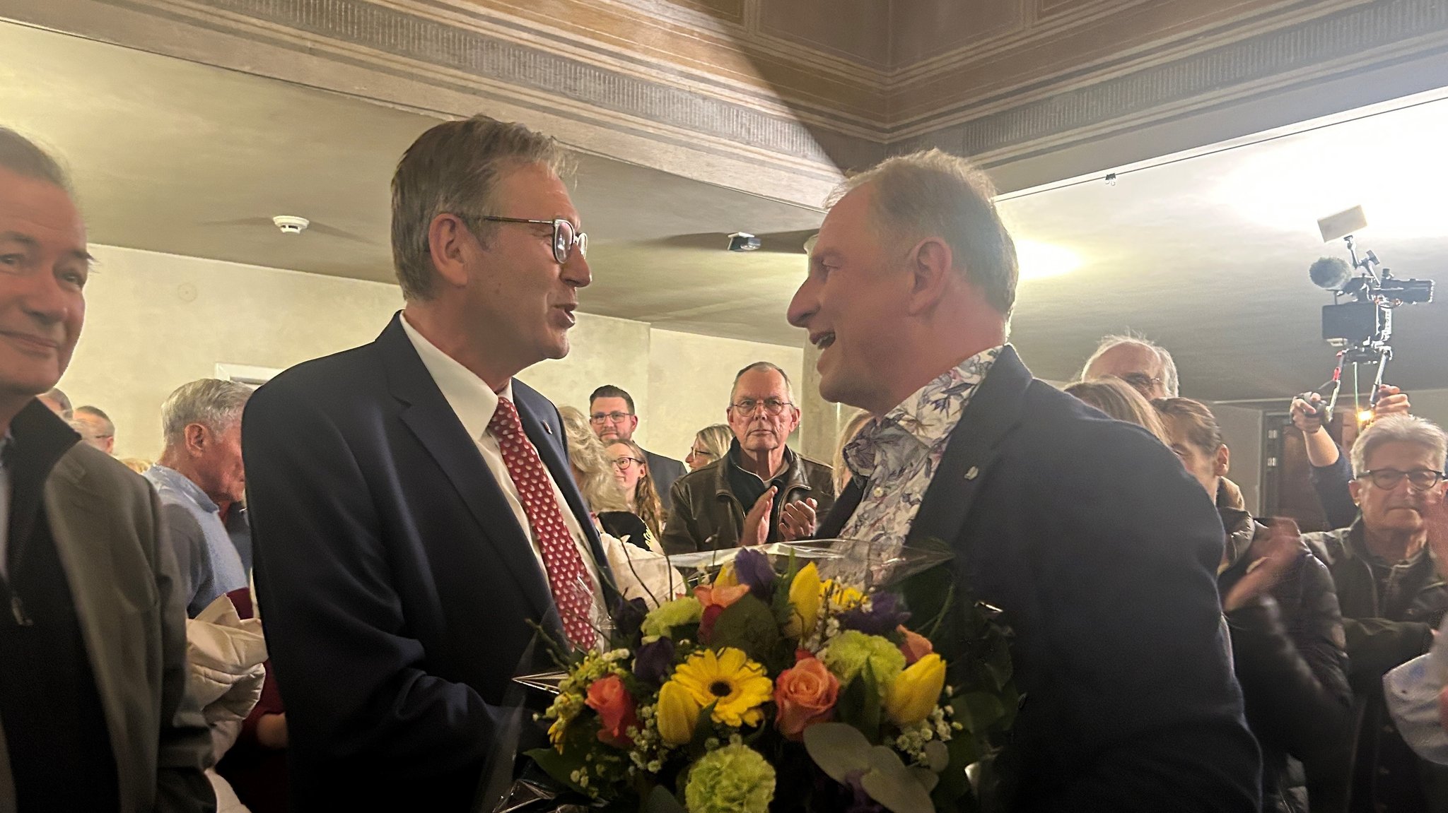 Amtsinhaber Jürgen Herzing (li.) gratuliert seinem Nachfolger Markus Schlemmer