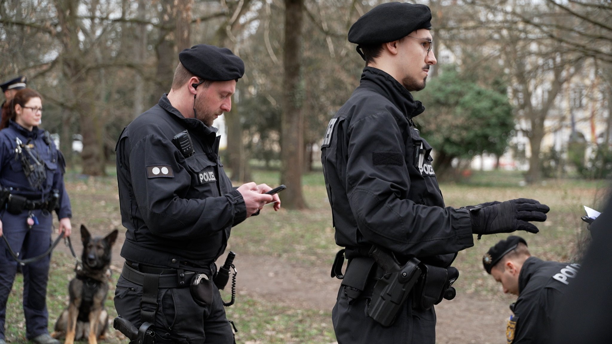 Polizisten bei einer Kontrolle