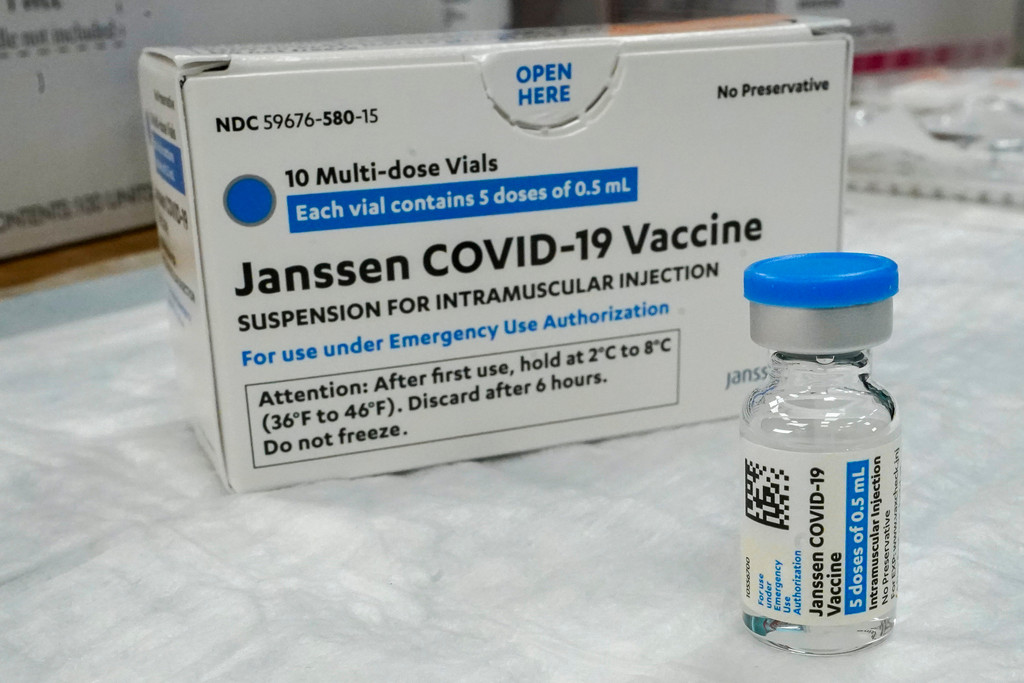 Eine Ampulle und eine Verpackung des Corona-Impfstoffs von Johnson & Johnson stehen auf einem Tisch
