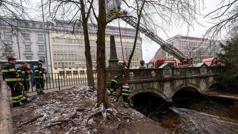 Feuerwehr baut Eisbachwelle zurück | Bild: dpa-Bildfunk/Peter Kneffel Feuerwehr baut Eisbachwelle zurück