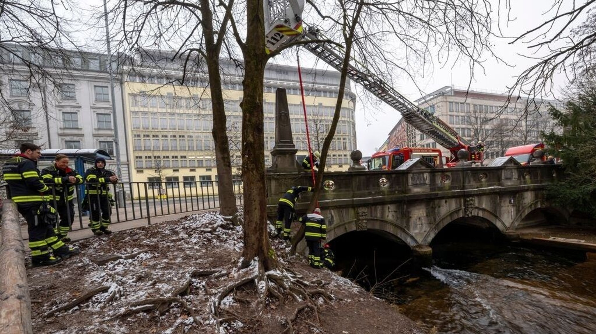 Kurze Weihnachtsfreude: Feuerwehr baut Eisbachwelle zurück