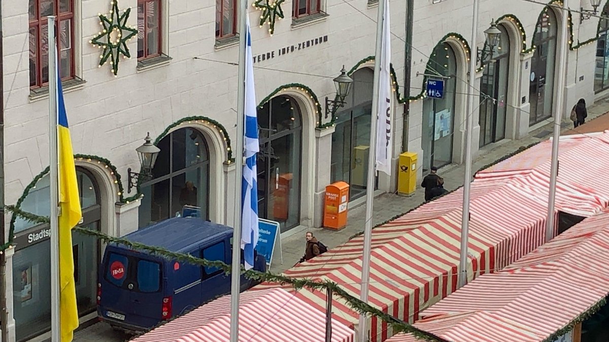 Flaggen auf dem Augsburger Rathausplatz