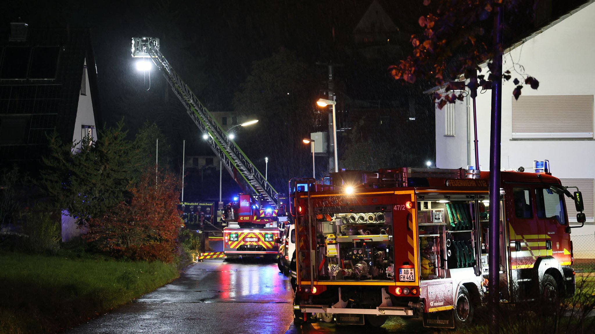 Einsatzfahrzeuge der Feuerwehr stehen auf einer Straße | Bild: Ralf Hettler Einsatzfahrzeuge der Feuerwehr stehen auf einer Straße