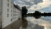In Straubing führt die Donau Hochwasser und reicht bis an das Herzogsschloss heran. Der Fuß-und Radweg vor dem Schloss ist völlig von Wasser überspült. | Bild:picture alliance/dpa | Ute Wessels