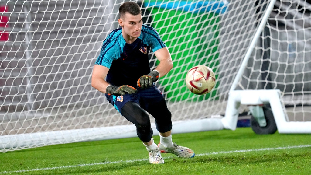 12.12.2022, Katar, Doha: Fußball, WM 2022 in Katar, Training Kroatien, Kroatiens Torhüter Dominik Livakovic in Aktion während einer Trainingseinheit. | Bild: dpa-Bildfunk/Nick Potts 12.12.2022, Katar, Doha: Fußball, WM 2022 in Katar, Training Kroatien, Kroatiens Torhüter Dominik Livakovic in Aktion während einer Trainingseinheit.
