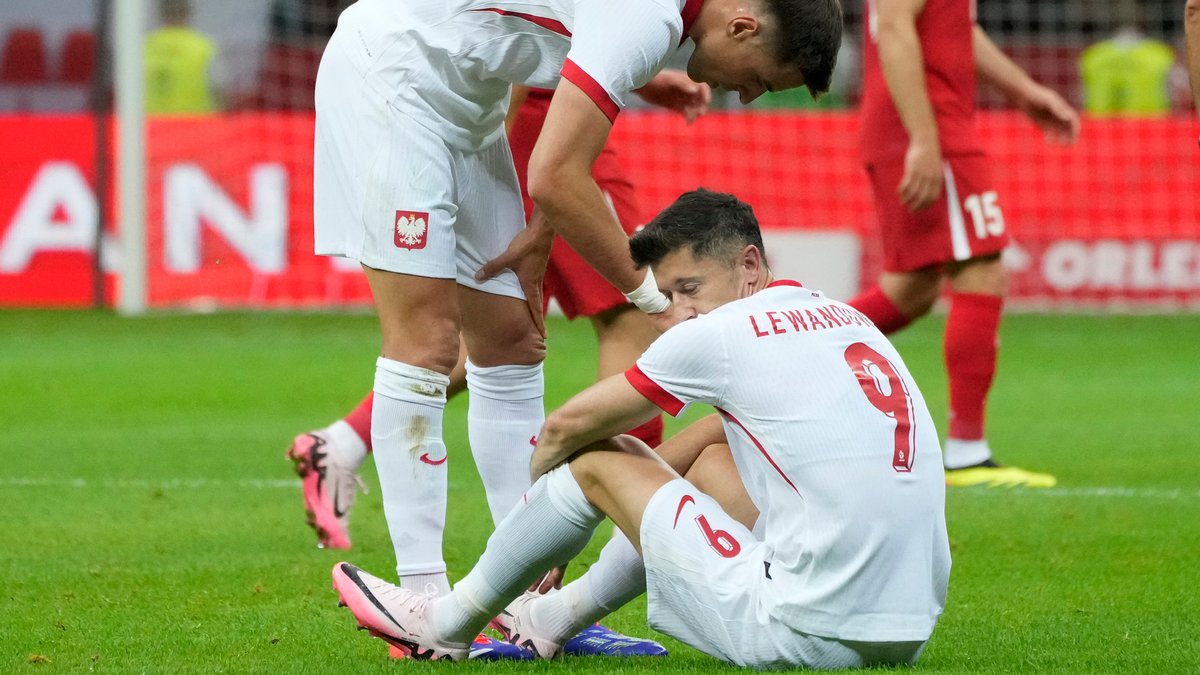 Polens Nationalspieler Robert Lewandowski verletzt sich im EM-Test gegen die Türkei