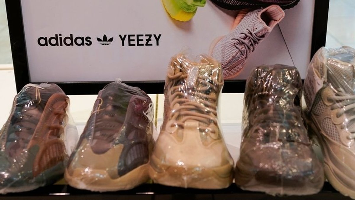 "Yeezy"-Produkte aus der Kanye-West-Reihe von Adidas.