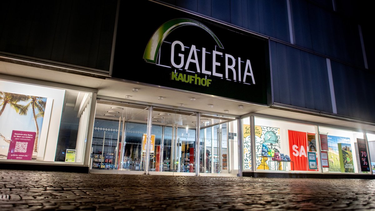 Ein Logo hängt an einer Filiale von Galeria Karstadt Kaufhof