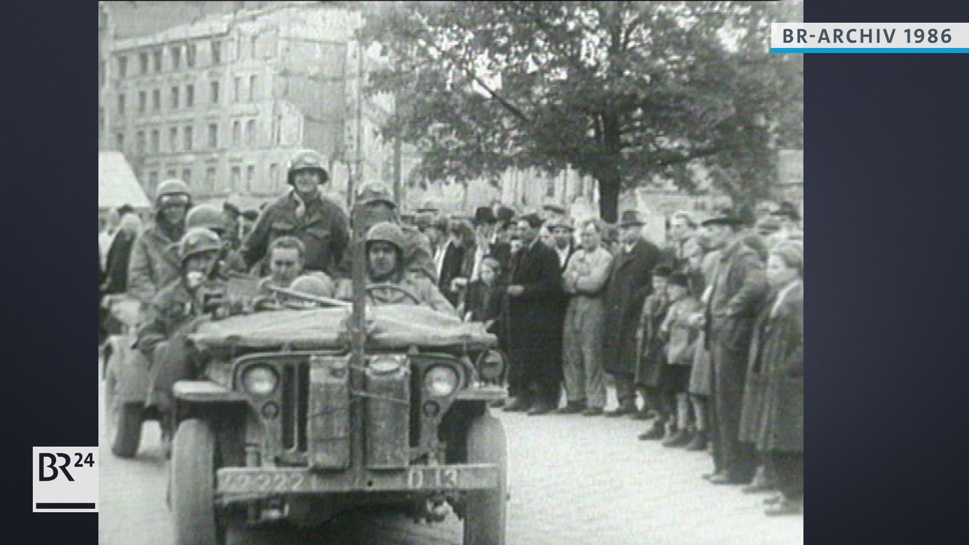 Soldaten der US-Army im Jeep