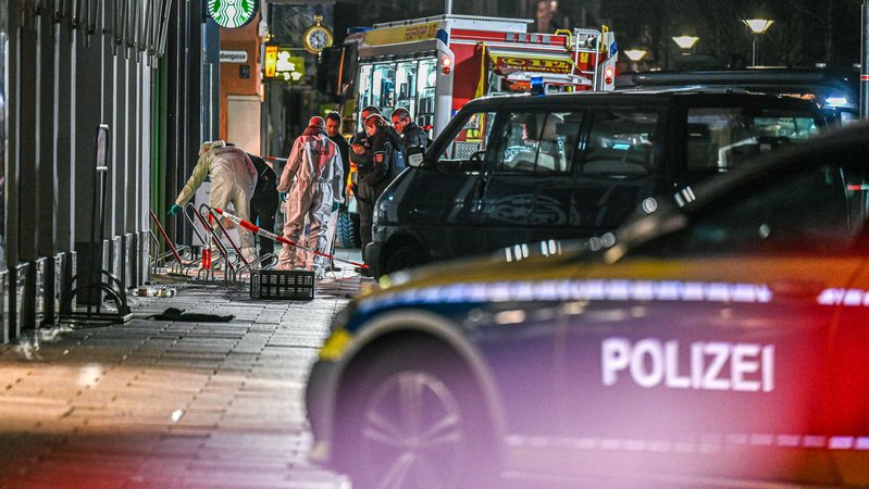 Polizeifahrzeuge stehen der Nähe des Münsterplatzes. | Bild: picture alliance/dpa | Marius Bulling Polizeifahrzeuge stehen der Nähe des Münsterplatzes.