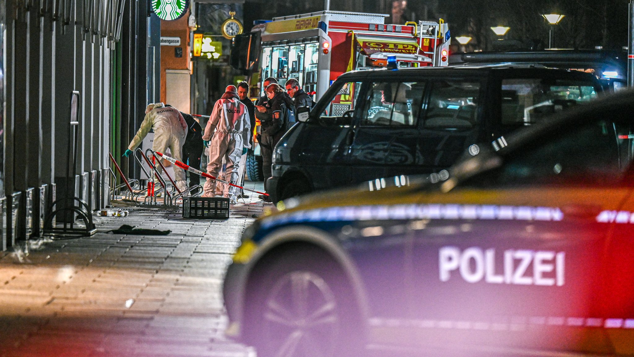 Polizeifahrzeuge stehen der Nähe des Münsterplatzes. 