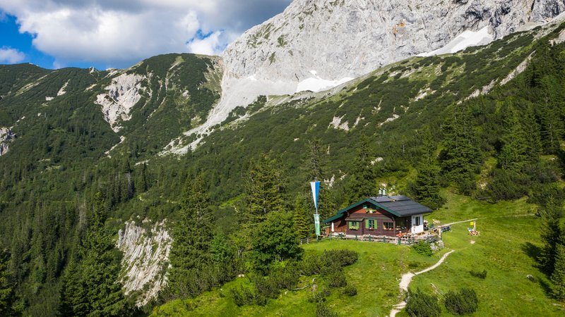 Die Hochlandhütte im Karwendel | Bild: picture alliance / Daniela Dirscherl/WaterFrame | Daniela Dirscherl/WaterFrame Die Hochlandhütte im Karwendel