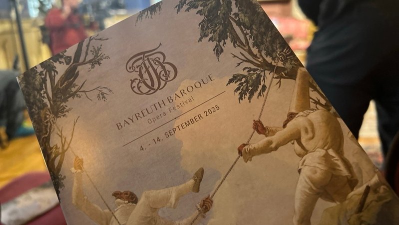 "Bayreuth Baroque" steht auf einem dem Programmheft. | Bild: BR24/Kristina Kreutzer "Bayreuth Baroque" steht auf einem dem Programmheft.